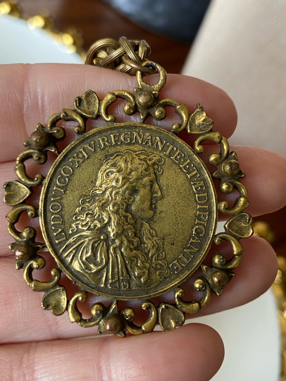 VTG Coro Gold-Tone Rope Chain Medallion Pendant Necklace - Picture 9 of 9